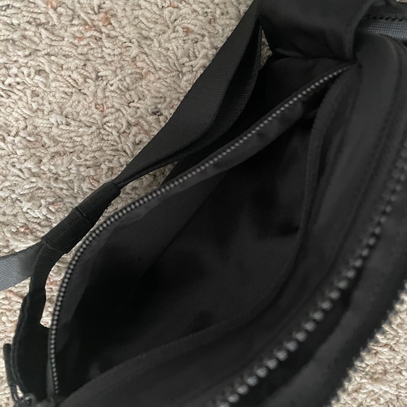 Lululemon Everywhere Belt Bag 2L Black and Gold - Picture 7 of 11
